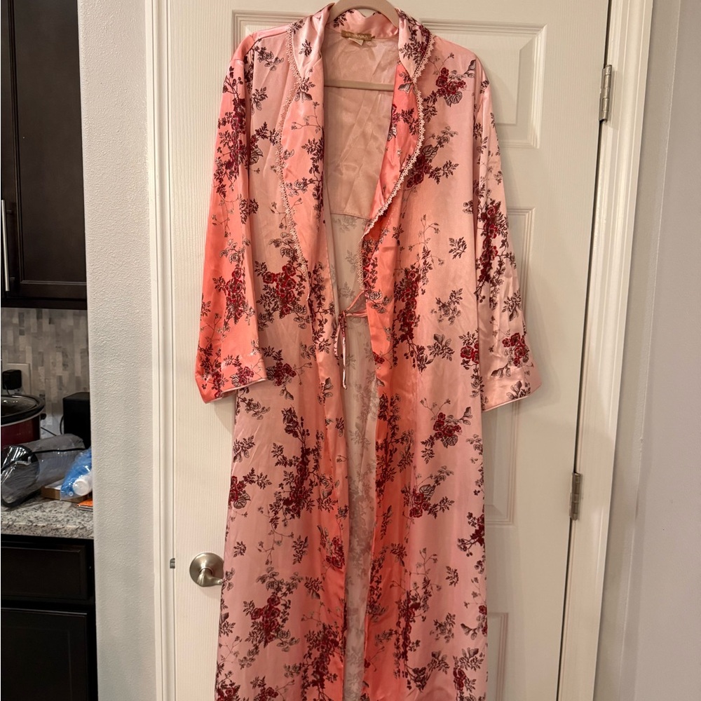 Sensara vintage Floral Satin Robe in Pink - Picture 2 of 6